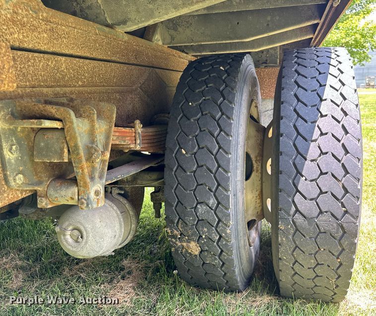 image for item DI9197 2001 International 4700  Crew Cab dump truck