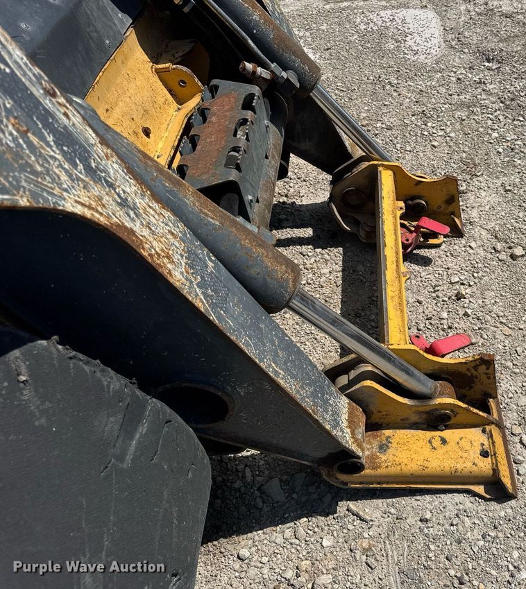 image for item DI9215 2013 John Deere 332D skid steer loader