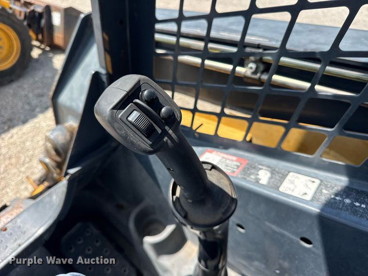 image for item DI9215 2013 John Deere 332D skid steer loader