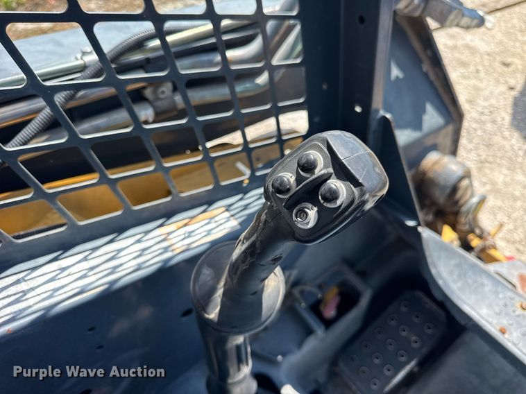 image for item DI9215 2013 John Deere 332D skid steer loader