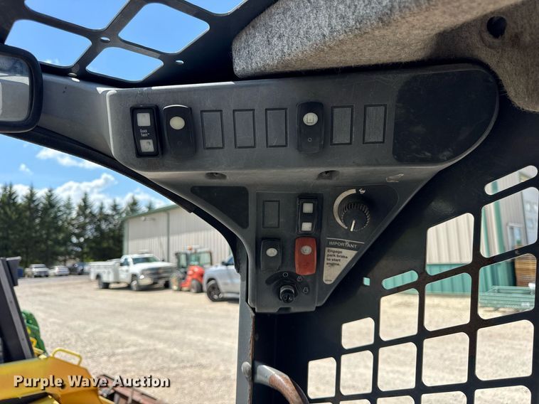 image for item DI9215 2013 John Deere 332D skid steer loader