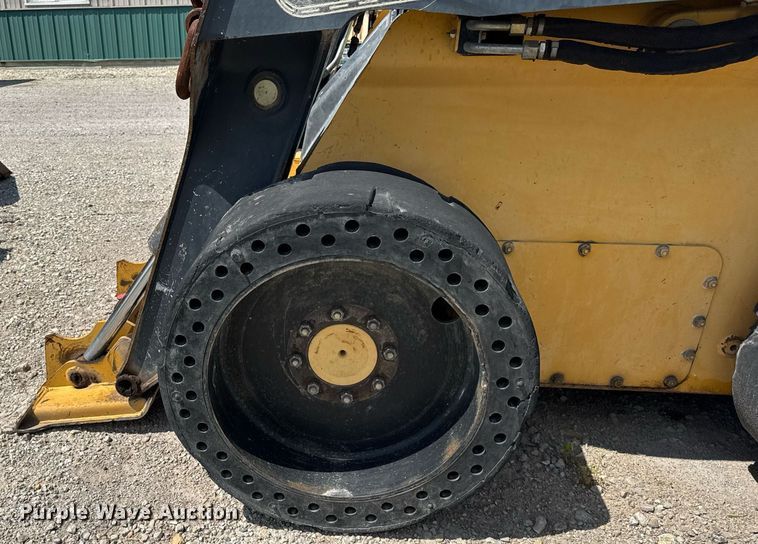 image for item DI9215 2013 John Deere 332D skid steer loader