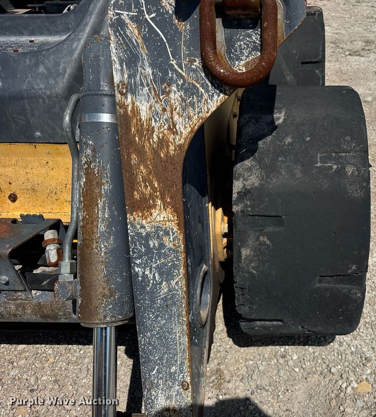 image for item DI9215 2013 John Deere 332D skid steer loader