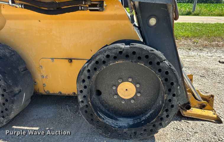 image for item DI9215 2013 John Deere 332D skid steer loader
