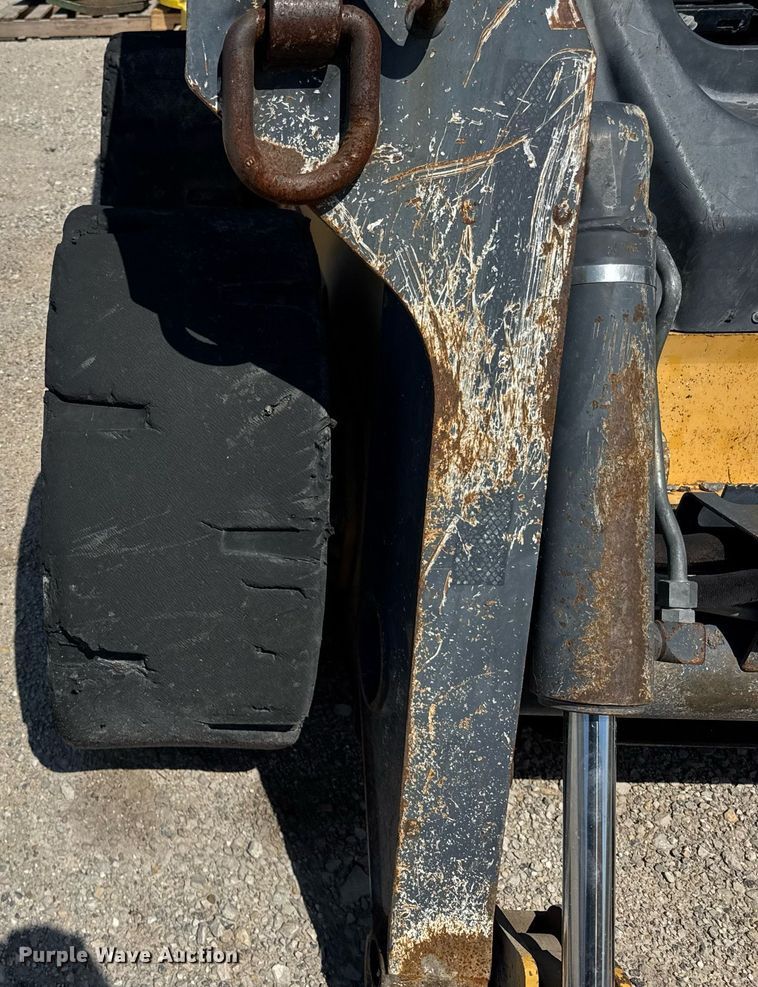 image for item DI9215 2013 John Deere 332D skid steer loader