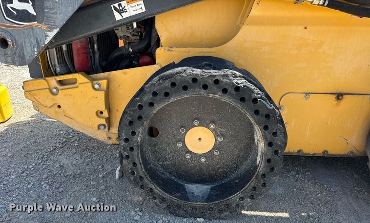 image for item DI9215 2013 John Deere 332D skid steer loader