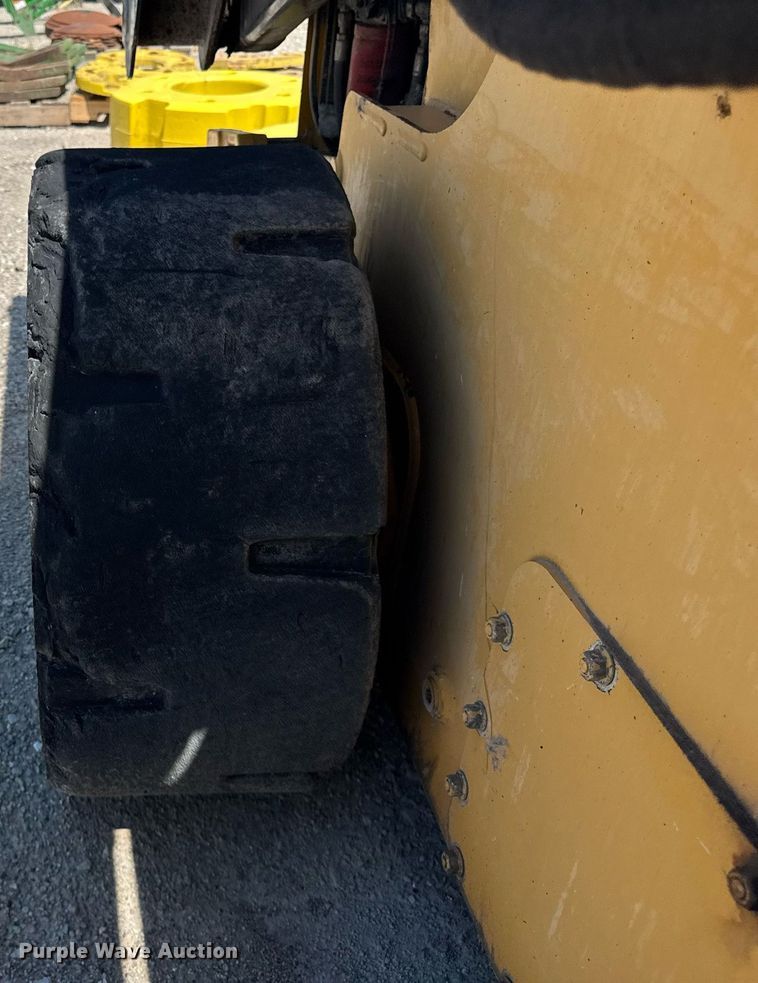 image for item DI9215 2013 John Deere 332D skid steer loader