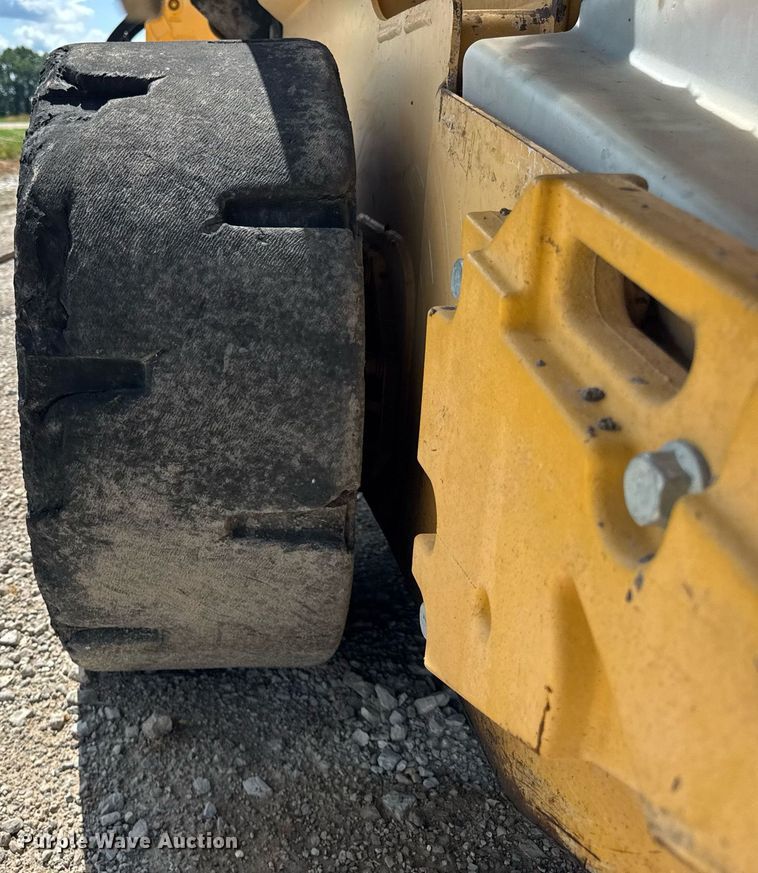 image for item DI9215 2013 John Deere 332D skid steer loader