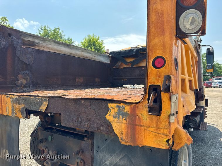 image for item DI9311 2005 International 7400 dump truck