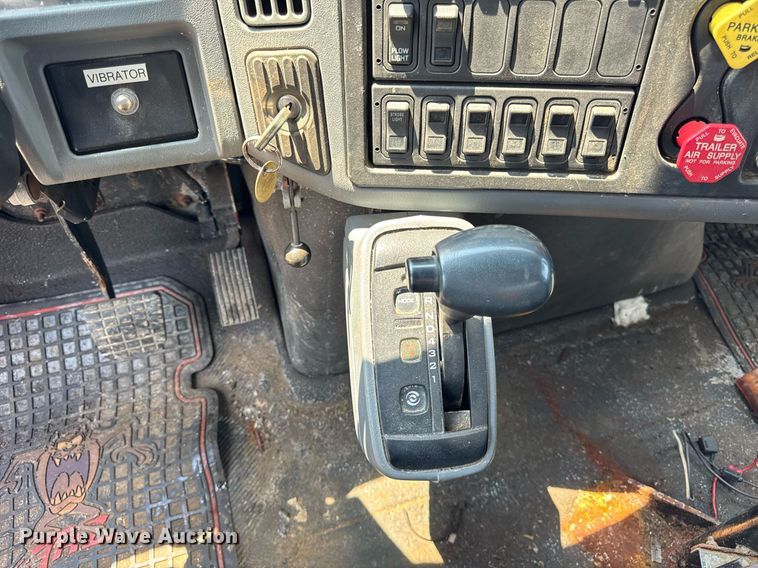 image for item DI9311 2005 International 7400 dump truck