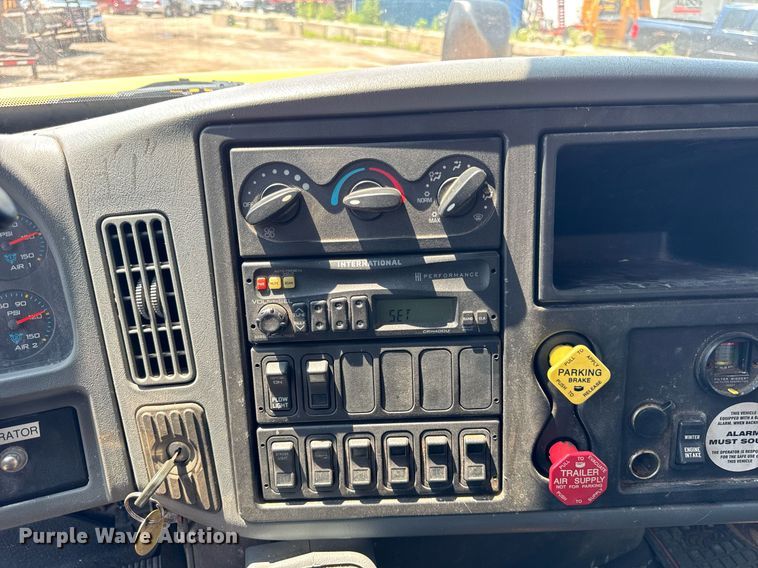 image for item DI9311 2005 International 7400 dump truck