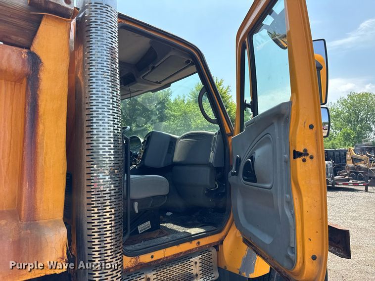 image for item DI9311 2005 International 7400 dump truck