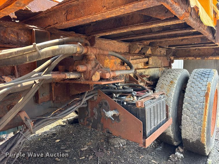 image for item DI9338 2005 International 7400 dump truck