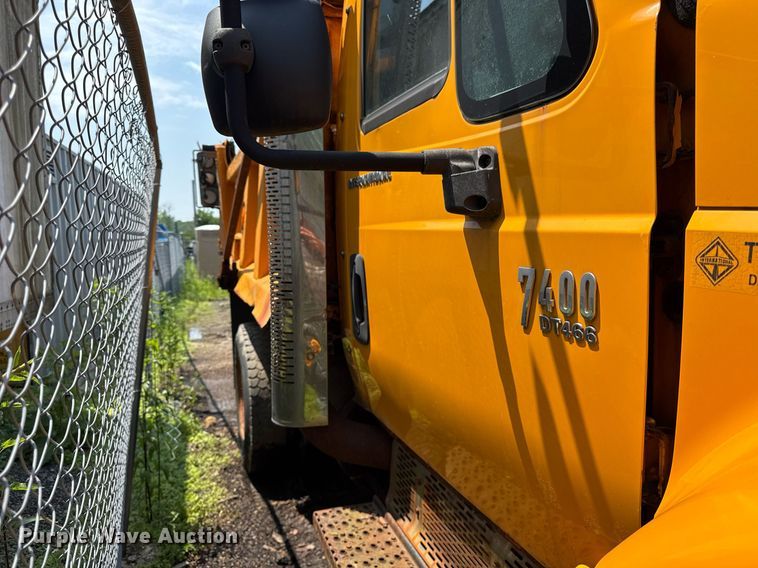 image for item DI9338 2005 International 7400 dump truck