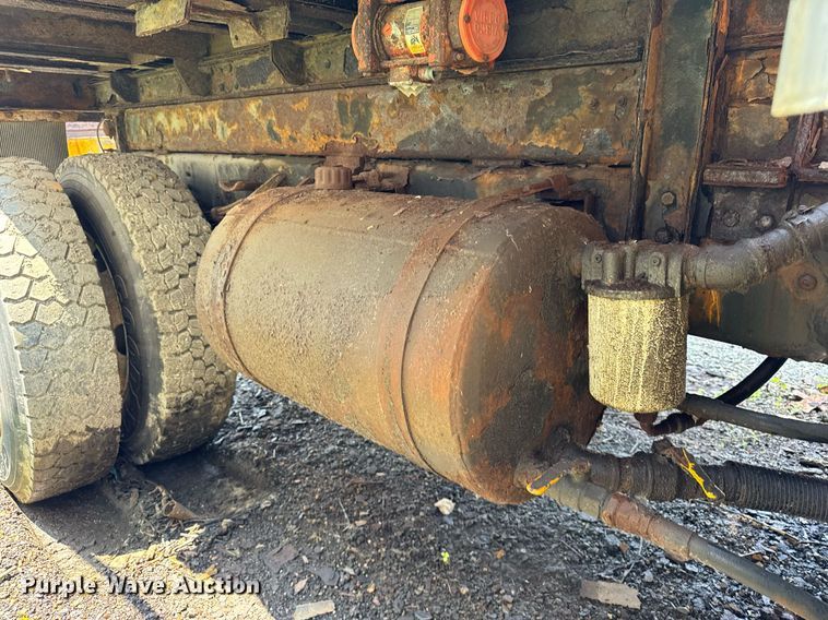 image for item DI9338 2005 International 7400 dump truck