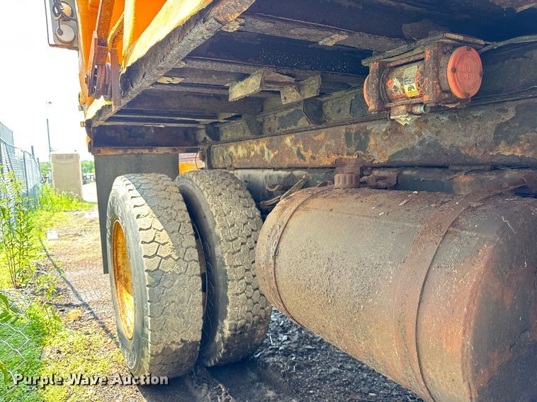 image for item DI9338 2005 International 7400 dump truck