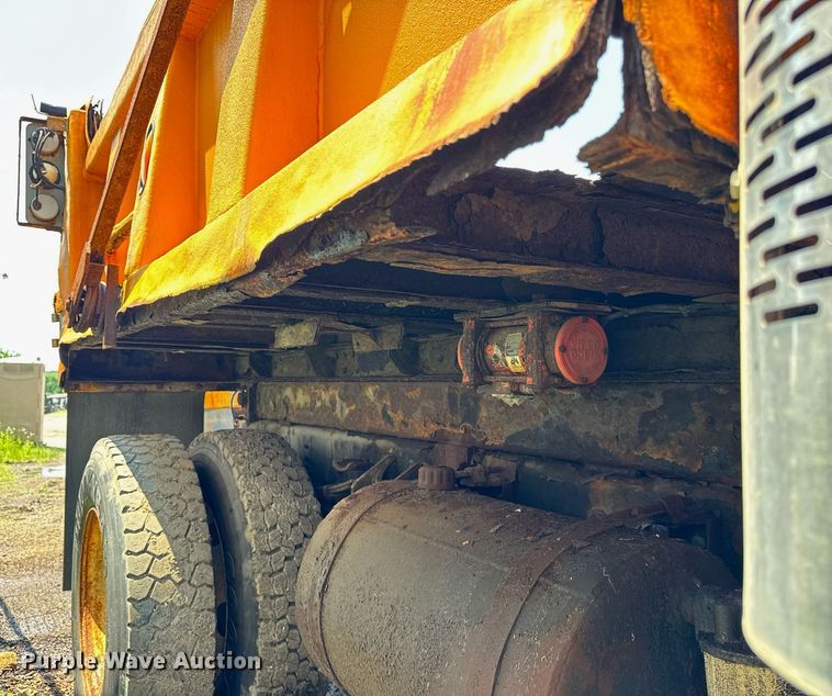 image for item DI9338 2005 International 7400 dump truck