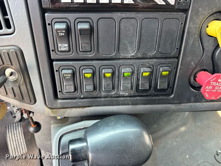 image for item DI9338 2005 International 7400 dump truck