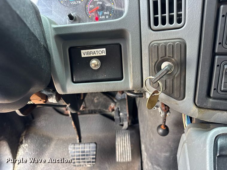 image for item DI9338 2005 International 7400 dump truck