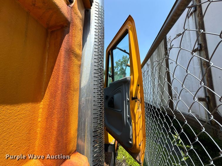 image for item DI9338 2005 International 7400 dump truck