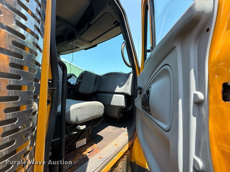 image for item DI9338 2005 International 7400 dump truck