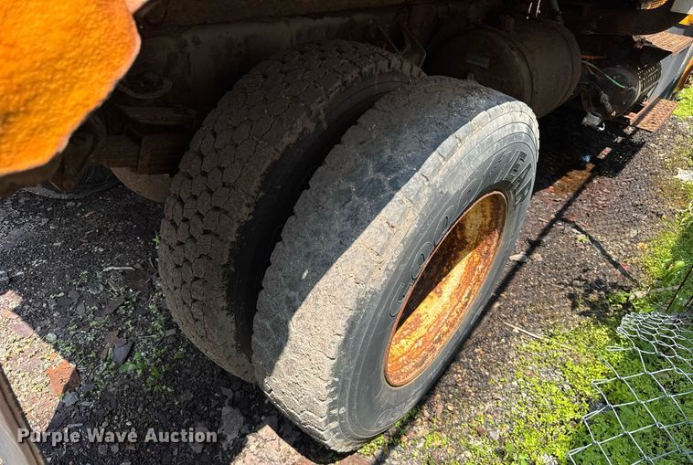 image for item DI9338 2005 International 7400 dump truck