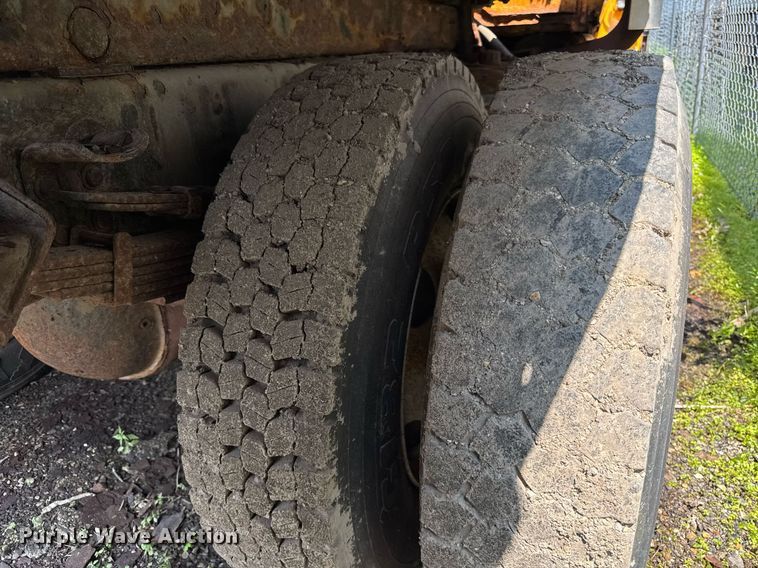 image for item DI9338 2005 International 7400 dump truck