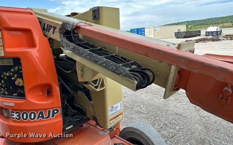 image for item DR3751 2006 JLG E300AJP boom lift