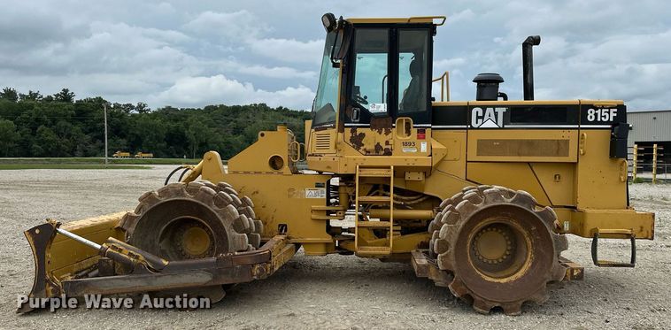 image for item DR3762 2004 Caterpillar 815F soil compactor