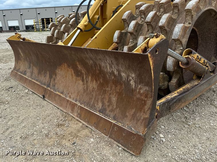 image for item DR3762 2004 Caterpillar 815F soil compactor