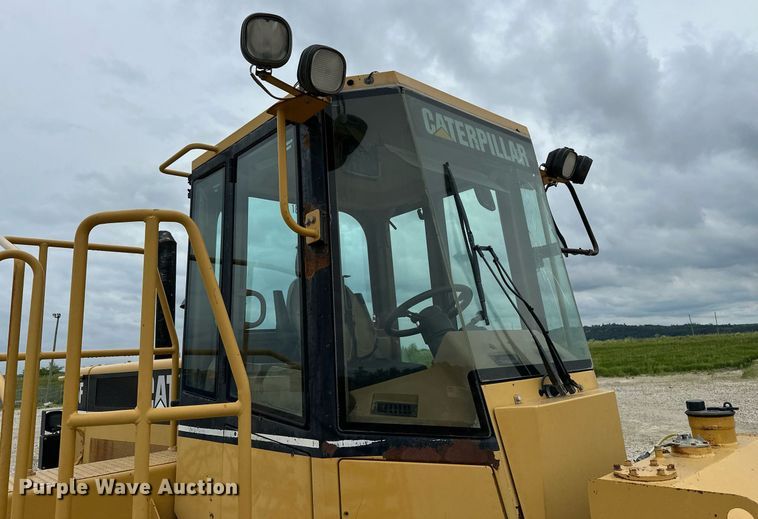 image for item DR3762 2004 Caterpillar 815F soil compactor