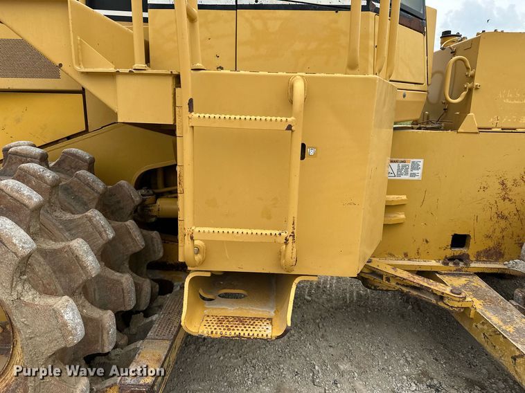 image for item DR3762 2004 Caterpillar 815F soil compactor