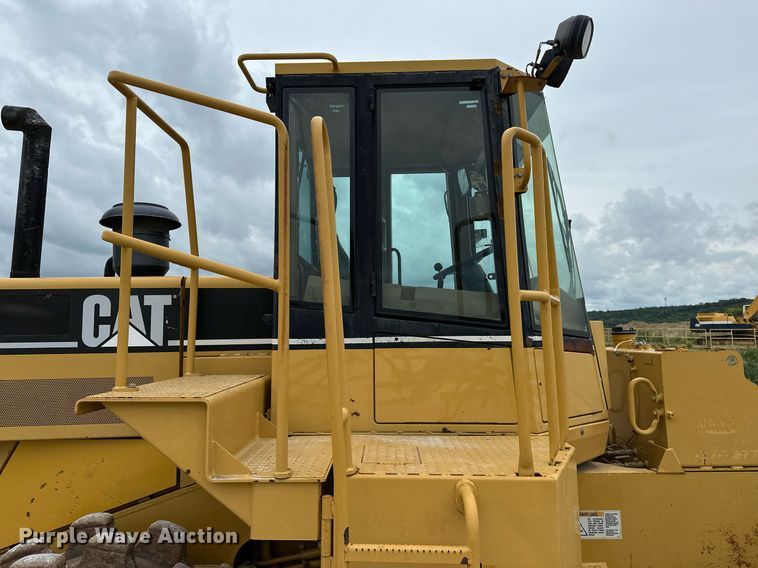 image for item DR3762 2004 Caterpillar 815F soil compactor