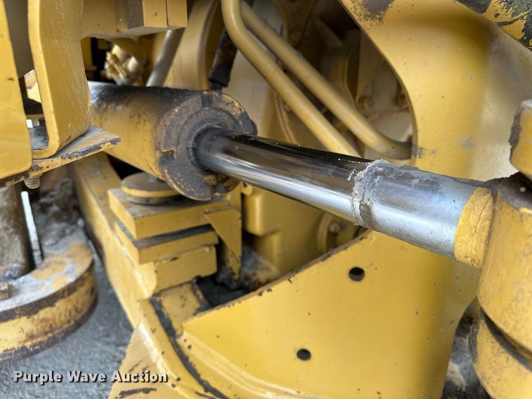 image for item DR3762 2004 Caterpillar 815F soil compactor