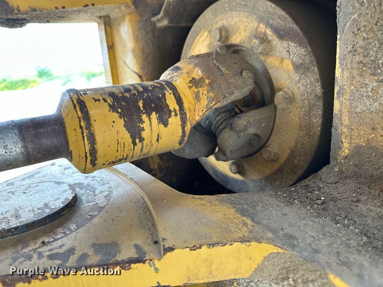 image for item DR3762 2004 Caterpillar 815F soil compactor