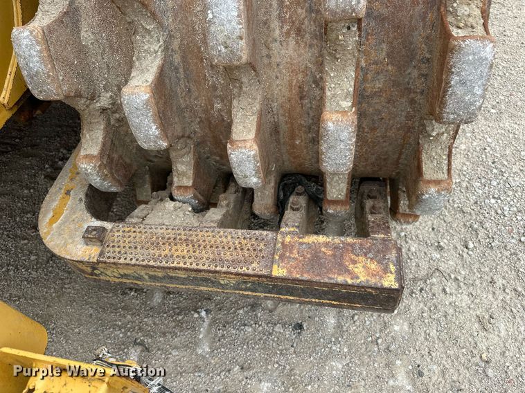 image for item DR3762 2004 Caterpillar 815F soil compactor