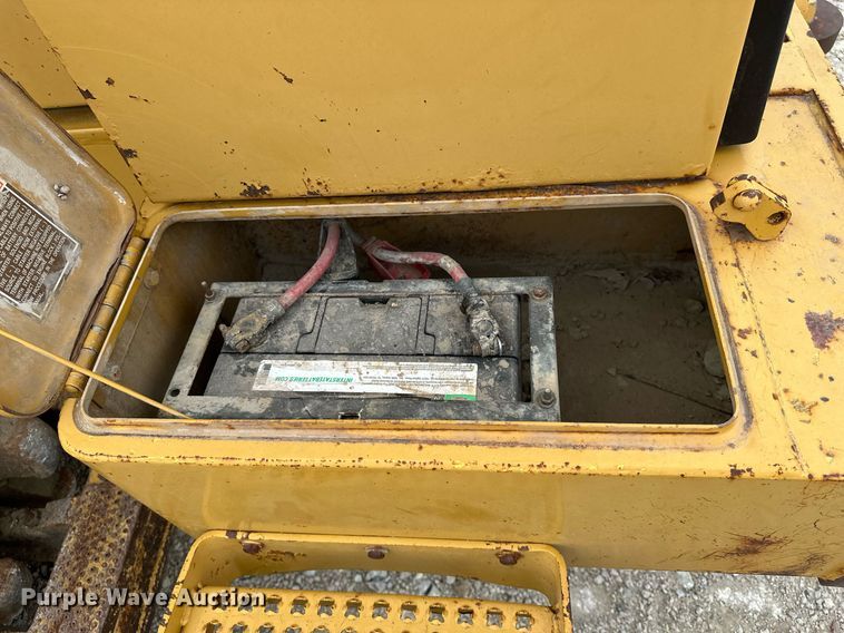 image for item DR3762 2004 Caterpillar 815F soil compactor