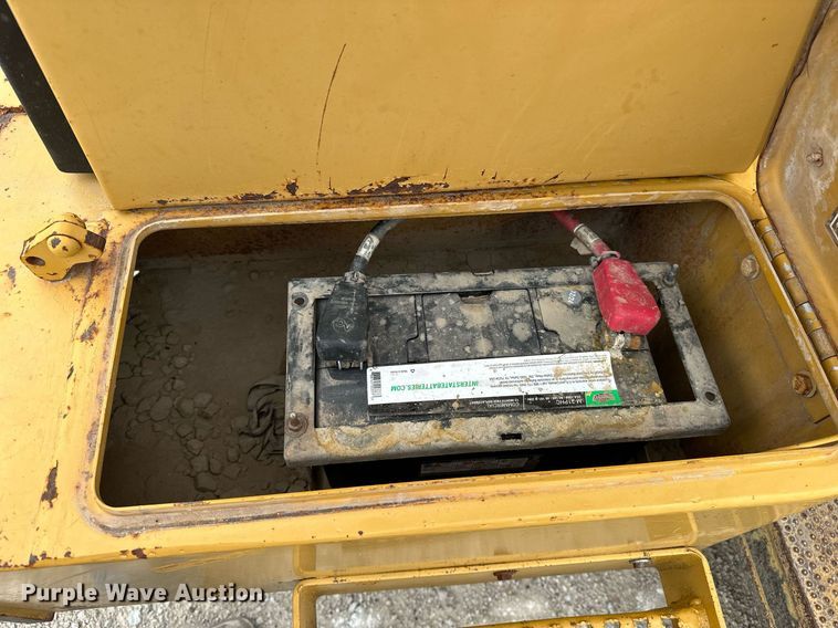 image for item DR3762 2004 Caterpillar 815F soil compactor