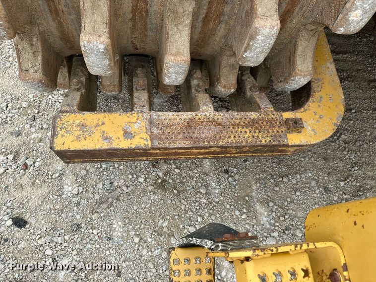 image for item DR3762 2004 Caterpillar 815F soil compactor