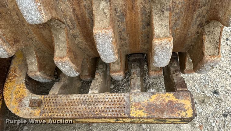 image for item DR3762 2004 Caterpillar 815F soil compactor