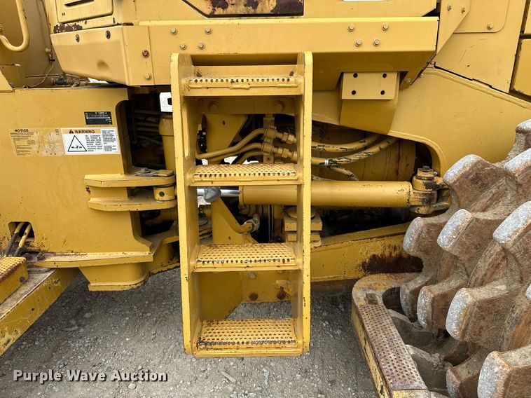 image for item DR3762 2004 Caterpillar 815F soil compactor