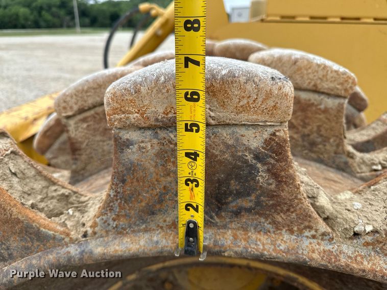 image for item DR3762 2004 Caterpillar 815F soil compactor