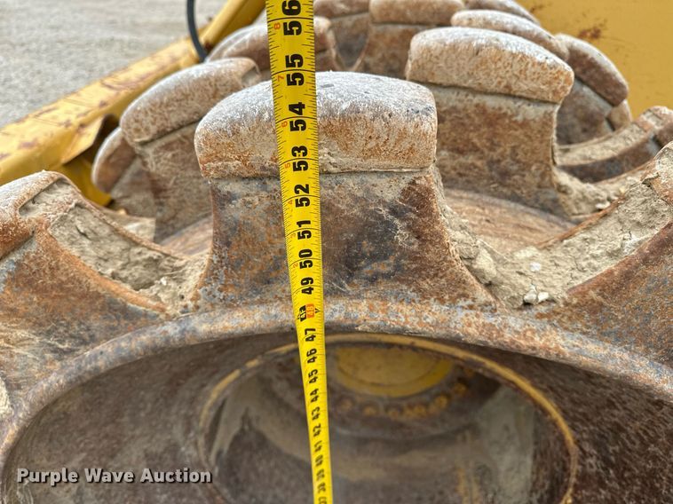 image for item DR3762 2004 Caterpillar 815F soil compactor