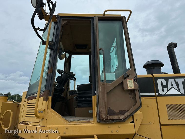 image for item DR3762 2004 Caterpillar 815F soil compactor