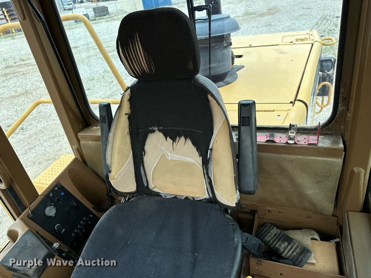 image for item DR3762 2004 Caterpillar 815F soil compactor