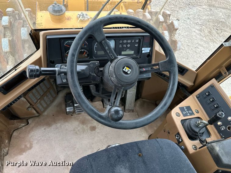 image for item DR3762 2004 Caterpillar 815F soil compactor