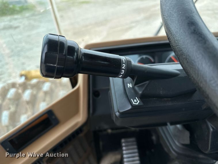 image for item DR3762 2004 Caterpillar 815F soil compactor