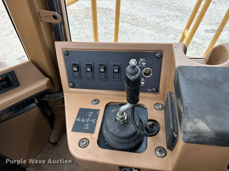 image for item DR3762 2004 Caterpillar 815F soil compactor