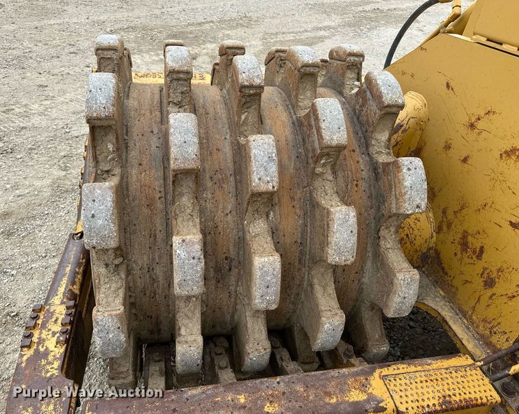 image for item DR3762 2004 Caterpillar 815F soil compactor