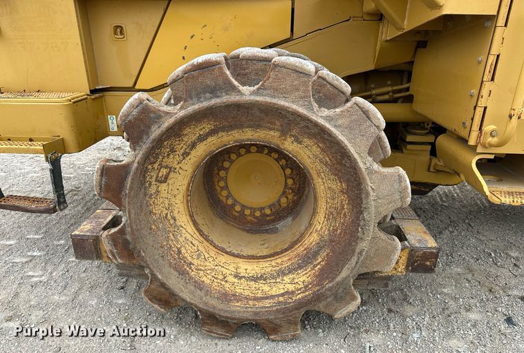 image for item DR3762 2004 Caterpillar 815F soil compactor